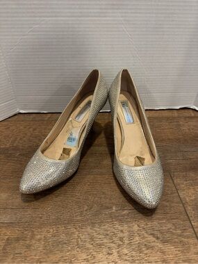 INC International Concepts Zitah Heels 
Rhinestone Gold Pointed Toe Size 8.5
